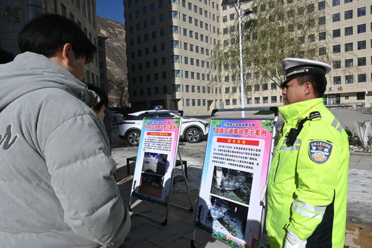 高新区交管大队与beat365安全保卫处联合开展涉校交通安全教育活动